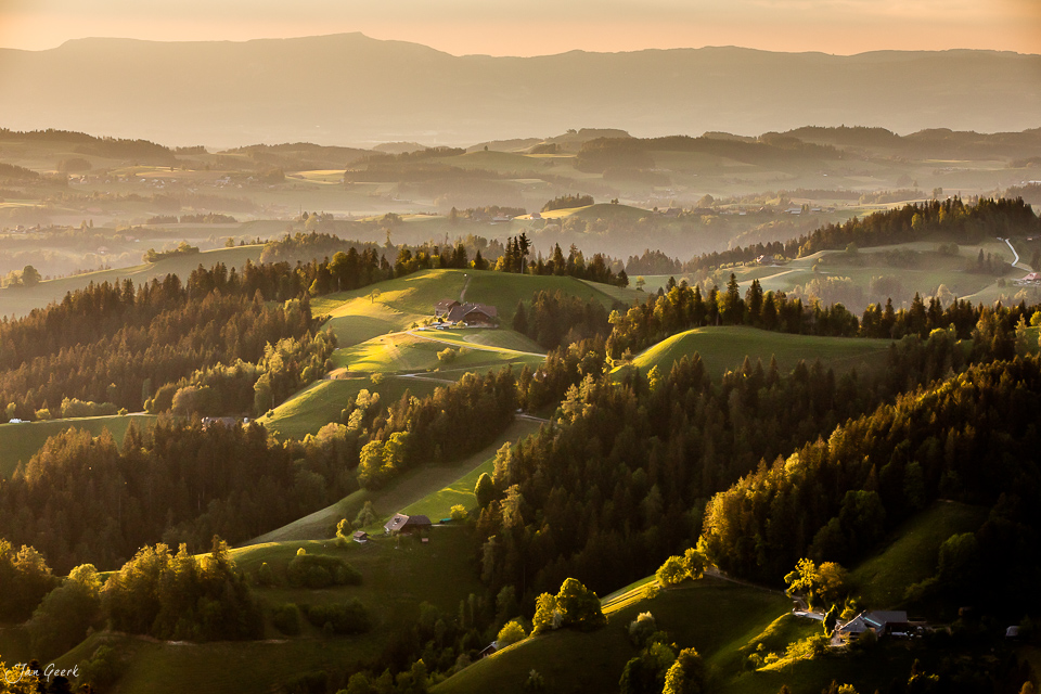 Luftaufnahme Emmental mit grünen Hügeln, Wäldern und Bauernhöfen in Sommerlicht, Berner Oberland Schweiz – Jan Geerk Fotograf Basel