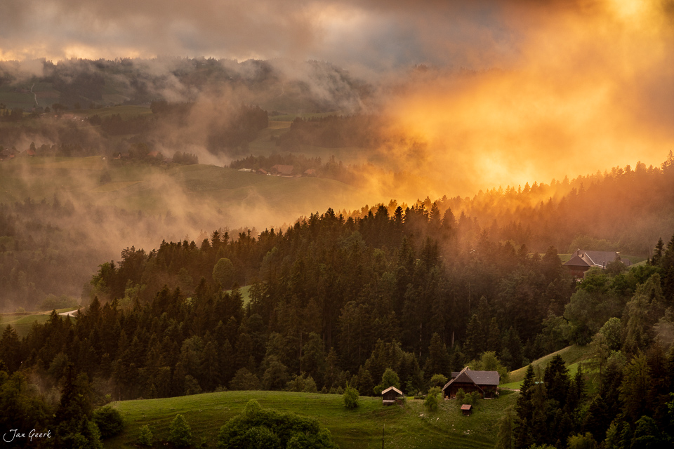 Nebelige Berglandschaft im Emmental mit Mischwäldern und Streusiedlungen in goldener Morgenstimmung Schweiz Jan Geerk Fotograf Basel