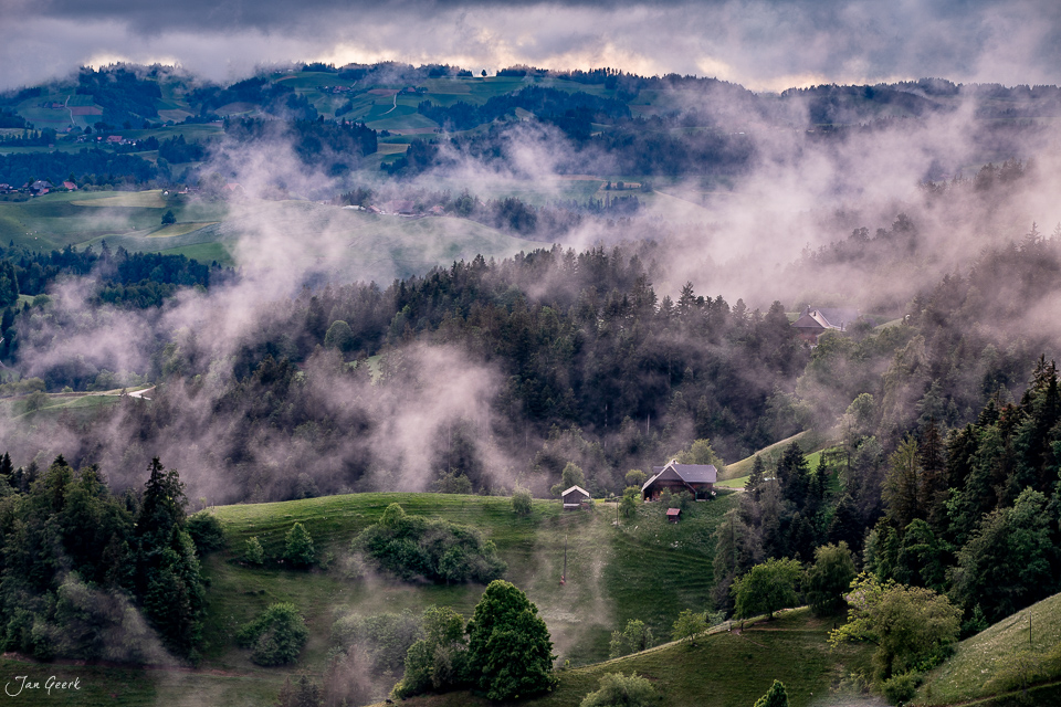 Nebelstimmung im Emmental mit traditionellem Bauernhof, grüne Wiesen und Wälder, Berner Oberland Schweiz – Jan Geerk Fotograf Basel