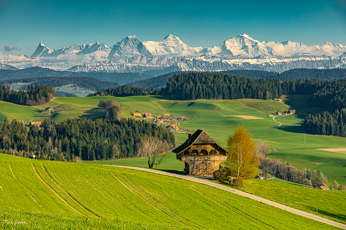 Traditioneller Spycher in Biglen mit Alpensicht auf Eiger, Jungfrau und Mönch im Frühling, Berner Oberland Schweiz – Jan Geerk Fotograf Basel