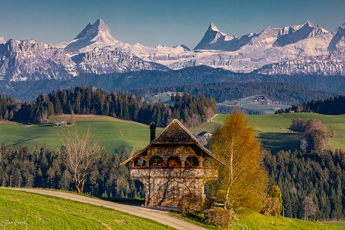 Traditioneller Spycher in Biglen mit Alpenpanorama im Frühling, Emmental Berner Oberland Schweiz – Jan Geerk Fotograf Basel