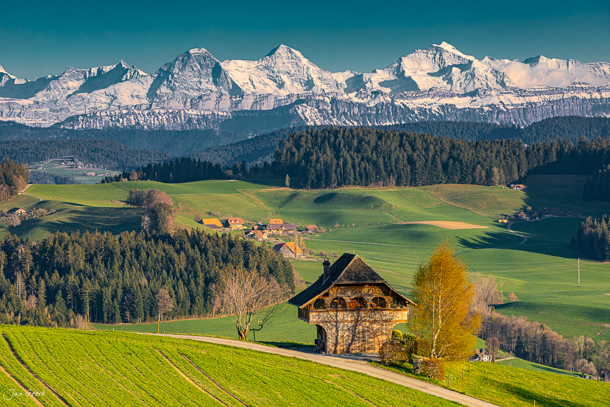 Historischer Spycher und Alpenpanorama im Emmental bei Frühlingslicht Berner Oberland Schweiz Jan Geerk Fotograf Basel