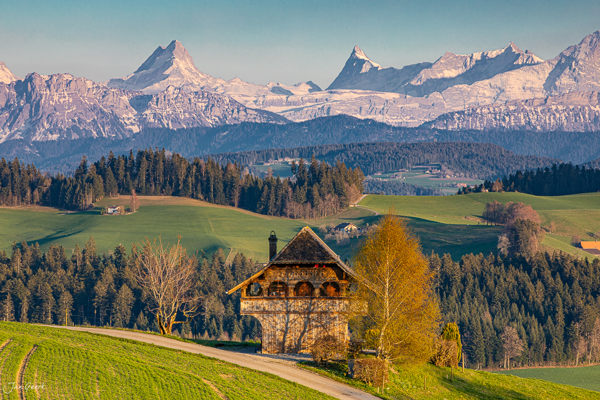 Historischer Spycher mit Alpensicht im Emmental bei Biglen, Frühlingslicht, Berner Oberland Schweiz – Jan Geerk Fotograf Basel