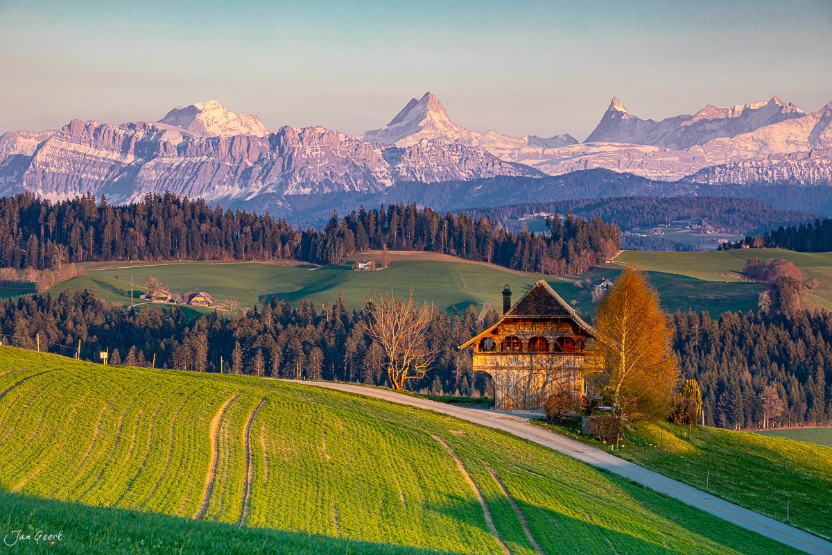 Holzhaus mit Spycher im Emmental Frühling Alpenblick Berner Oberland Schweiz Jan Geerk Fotograf Basel