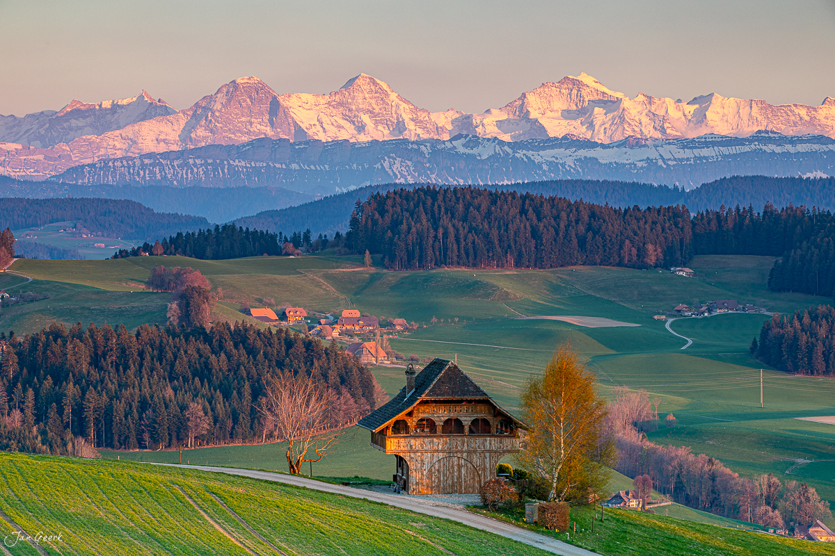 Historischer Spycher in Biglen mit Alpenpanorama im Frühling, Emmental Berner Oberland Schweiz – Jan Geerk Fotograf Basel