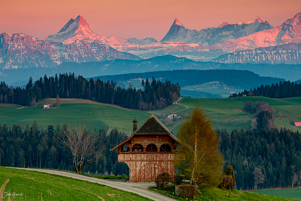 Historischer Spycher mit Alpenpanorama im Frühling, Biglen Emmental, Berner Oberland Schweiz – Jan Geerk Fotograf Basel
