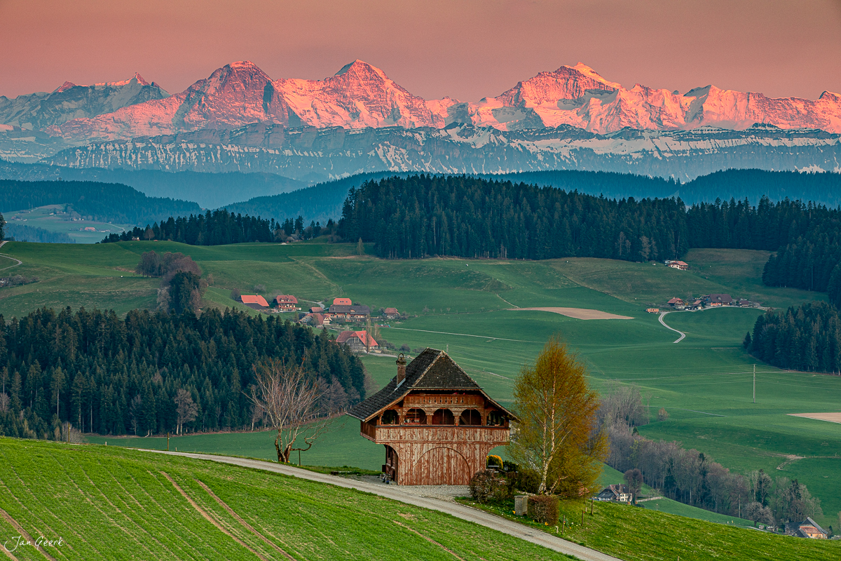 Historischer Spycher in Biglen mit Alpenpanorama im Frühling, Berner Oberland Schweiz – Jan Geerk Fotograf Basel