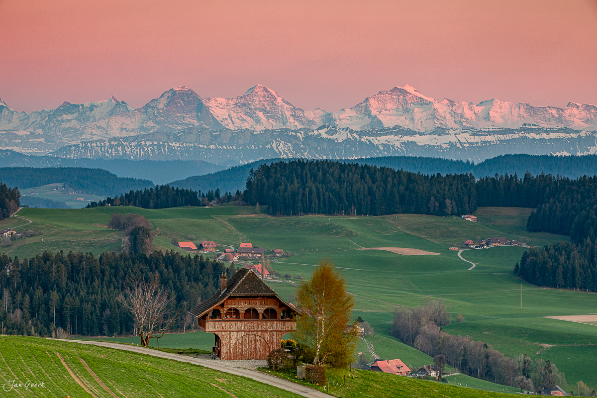 Holzschuur mit Alpenpanorama im Frühling, Emmental Berner Oberland Schweiz – Jan Geerk Fotograf Basel