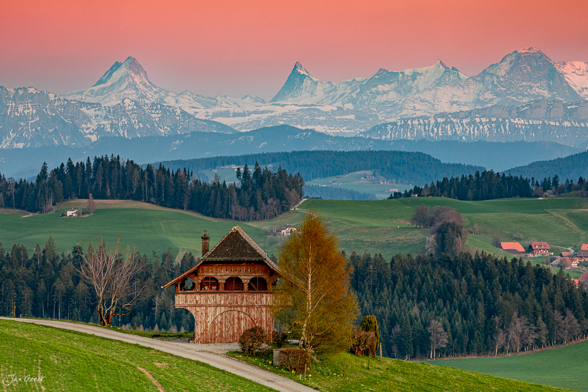 Traditioneller Spycher mit Alpensicht im Emmental, Frühlingslicht, Berner Oberland Schweiz – Jan Geerk Fotograf Basel