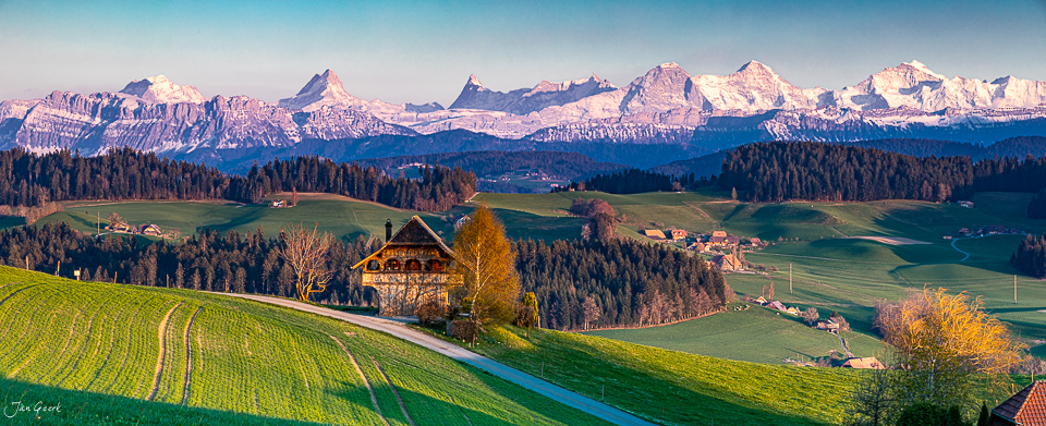 Bauernhaus in Biglen mit Alpenpanorama im Frühling, Berner Oberland Schweiz – Jan Geerk Fotograf Basel