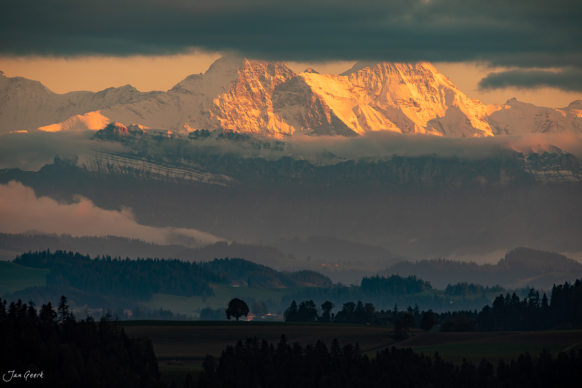 Schneebedeckte Alpengipfel über dem Emmental in Herbstlicht, Berner Oberland Schweiz – Jan Geerk Fotograf Basel
