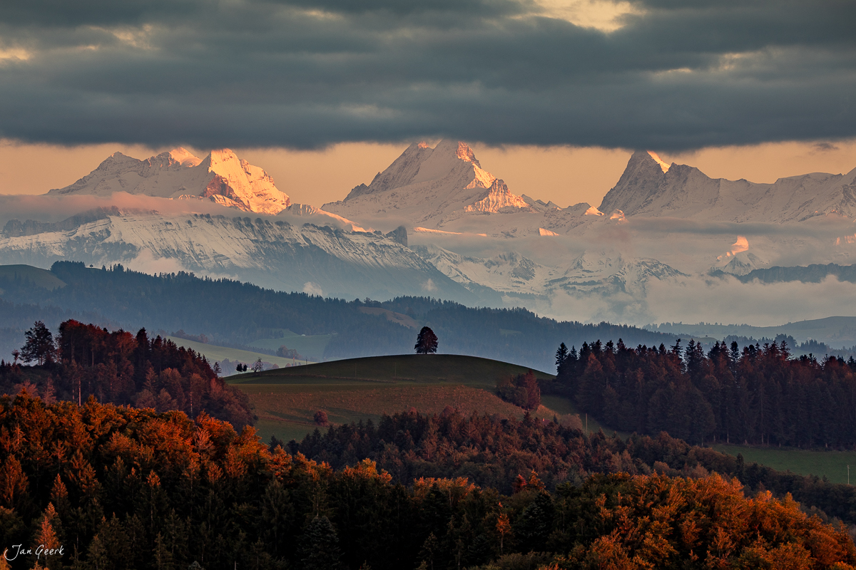 Herbstliche Alpenlandschaft bei Ferrenberg mit schneebedeckten Gipfeln im Gegenlicht, Emmental Berner Oberland Schweiz – Jan Geerk Fotograf Basel