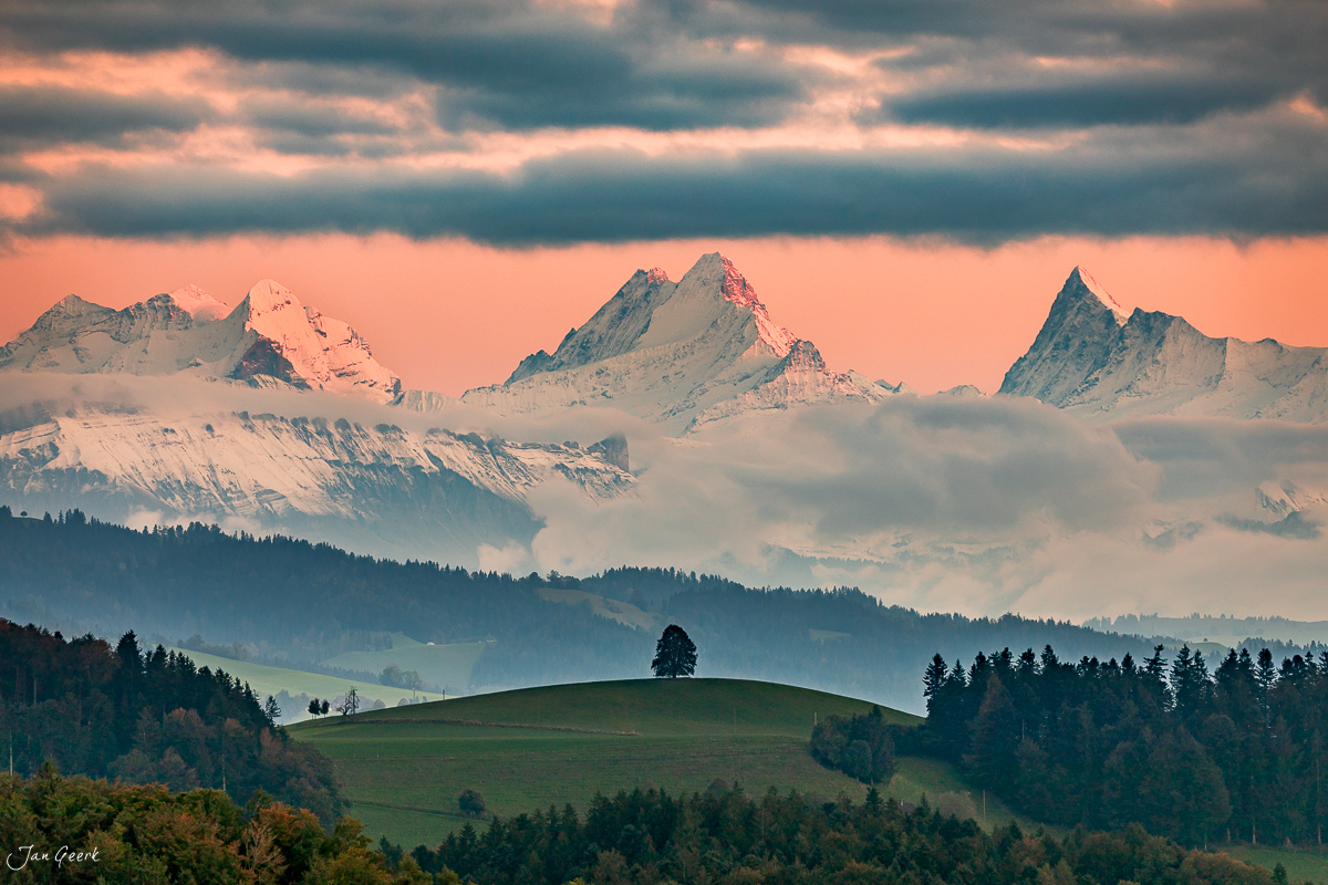 Alpenpanorama mit Schreckhorn über Ferrenberg Emmental im Herbstlicht, Schweiz – Jan Geerk Fotograf Basel