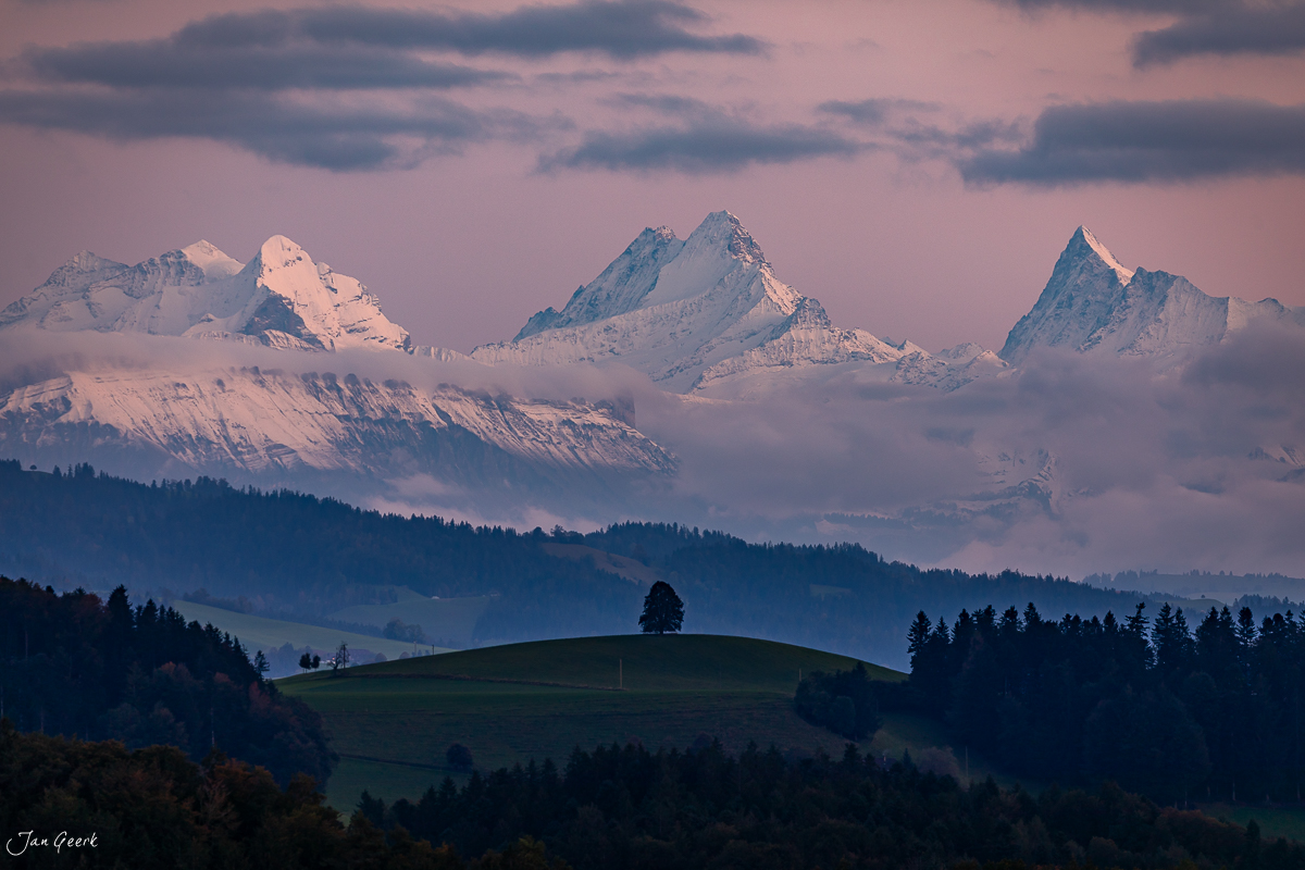 Alpenpanorama vom Ferrenberg im Emmental mit schneebedeckten Gipfeln bei Herbstlicht, Schweiz – Jan Geerk Fotograf Basel
