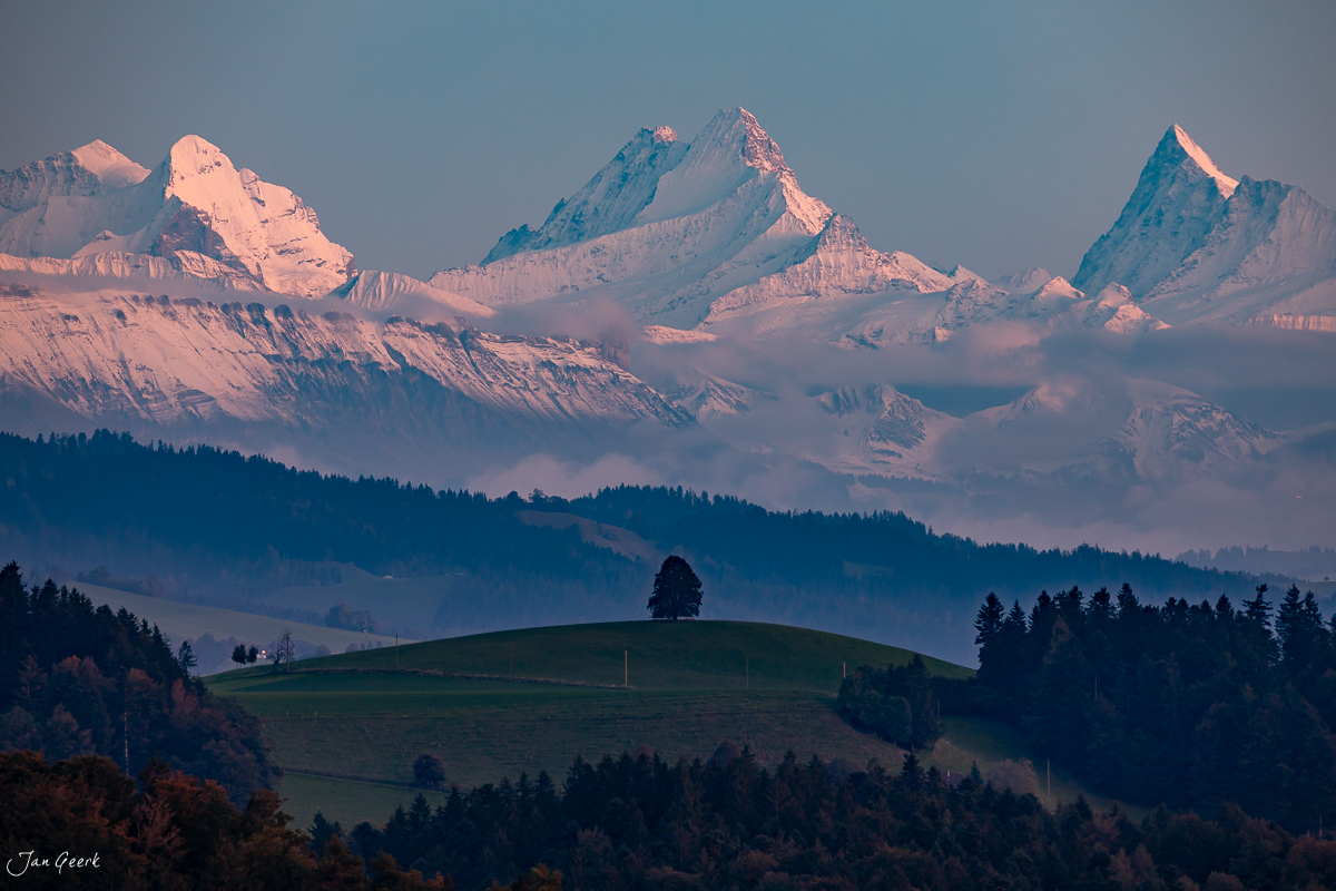 Herbstliche Berglandschaft Emmental mit schneebedeckten Alpen, Schreckhorn und Ferrenberg bei Kantlicht – Jan Geerk Fotograf Basel Schweiz
