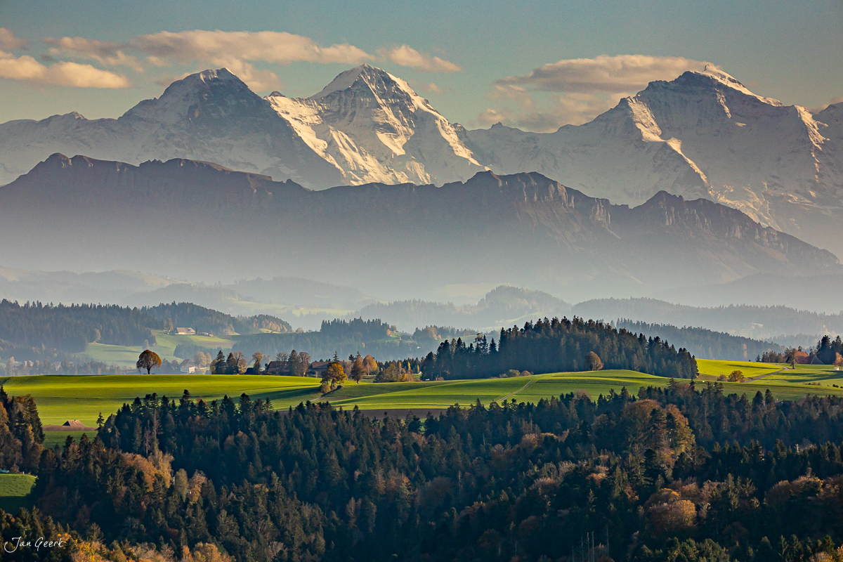 Herbstliche Landschaft im Emmental mit schneebedeckten Alpen im Hintergrund, goldenes Kantlicht, Schweiz – Jan Geerk Fotograf Basel