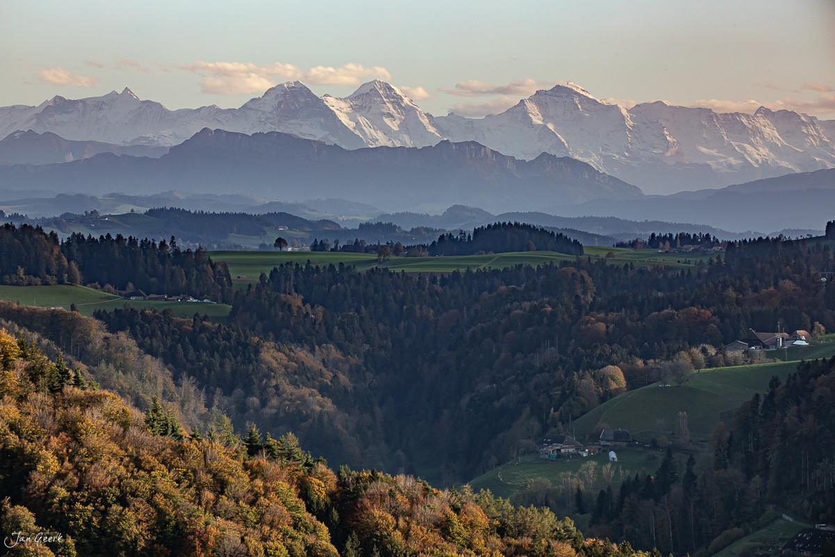 Herbstliche Hügellandschaft Emmental mit schneebedeckten Alpen im Hintergrund, Kantlicht, Schweiz – Jan Geerk Fotograf Basel