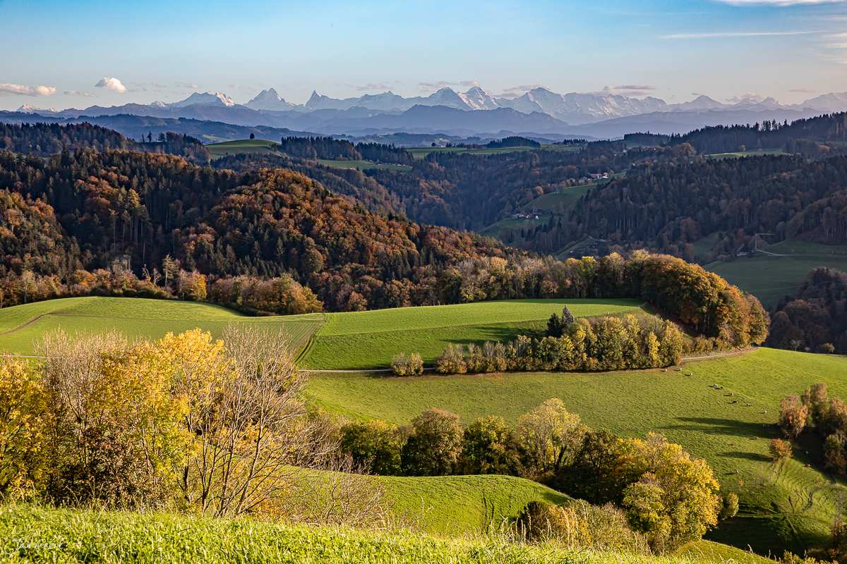 Herbstliche Hügellandschaft Emmental mit Alpenpanorama Morgenlicht Bern Schweiz Jan Geerk Fotograf Basel