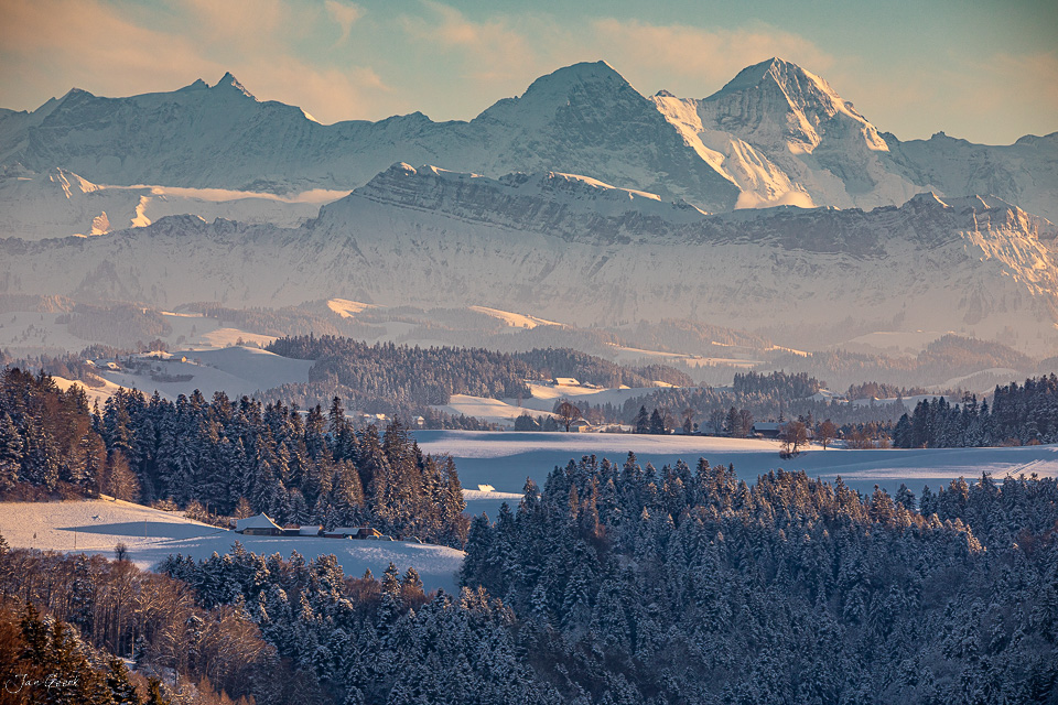 Verschneite Alpensicht vom Ferrenberg mit Eiger, Jungfrau und Mönch im Winter, Emmental Berner Oberland Schweiz – Jan Geerk Fotograf Basel