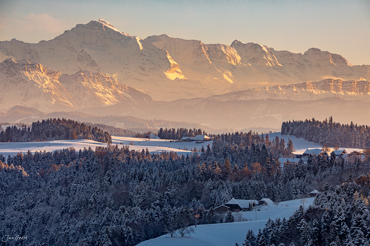 Schneebedeckte Landschaft im Emmental mit Alpenpanorama bei Morgenlicht, Berner Oberland Schweiz – Jan Geerk Fotograf Basel
