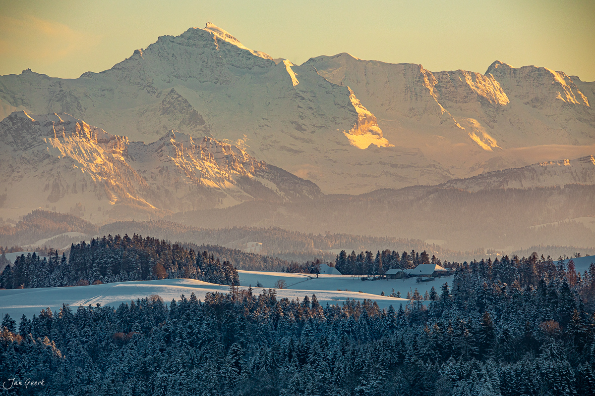 Schneebedeckte Berglandschaft mit Alpengipfeln bei Ferrenberg im Emmental, Morgenlicht, Winter, Berner Oberland, Schweiz – Jan Geerk Fotograf Basel