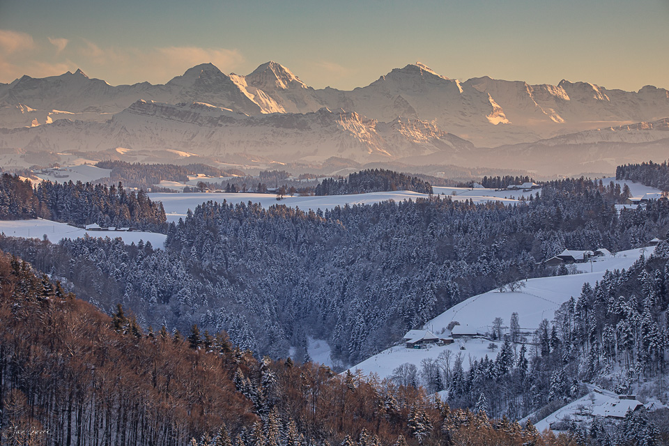 Winterlandschaft Ferrenberg mit schneebedeckten Alpen Eiger Jungfrau Mönch Schweiz Jan Geerk Fotograf Basel
