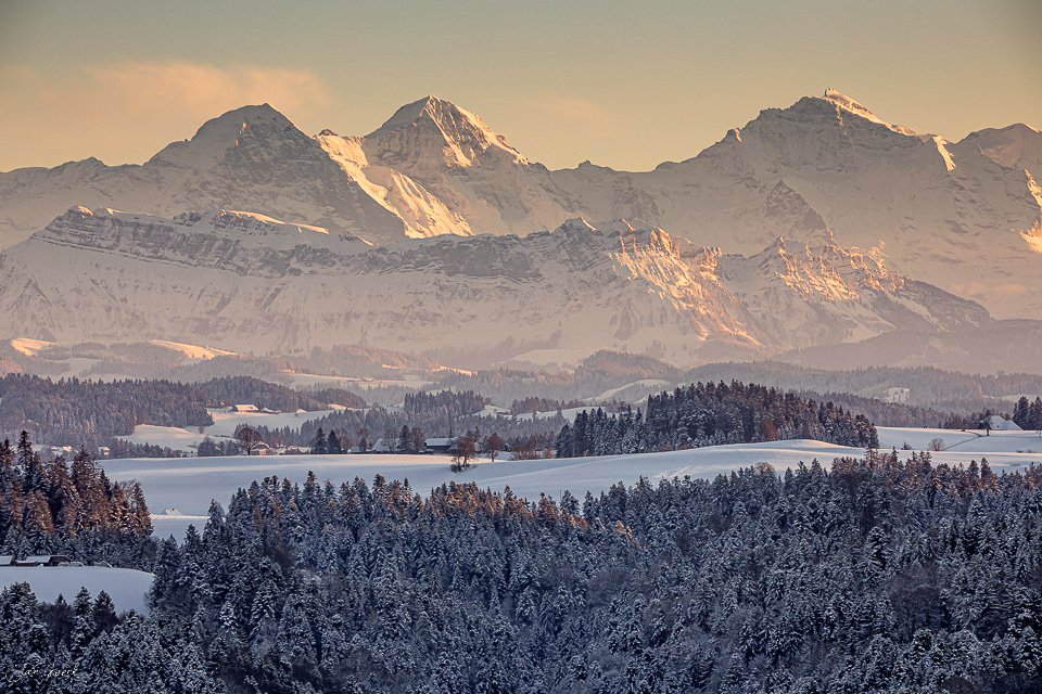 Schneebedeckte Berglandschaft Emmental mit Alpenpanorama Wintersonne Berner Oberland Schweiz Jan Geerk Fotograf Basel