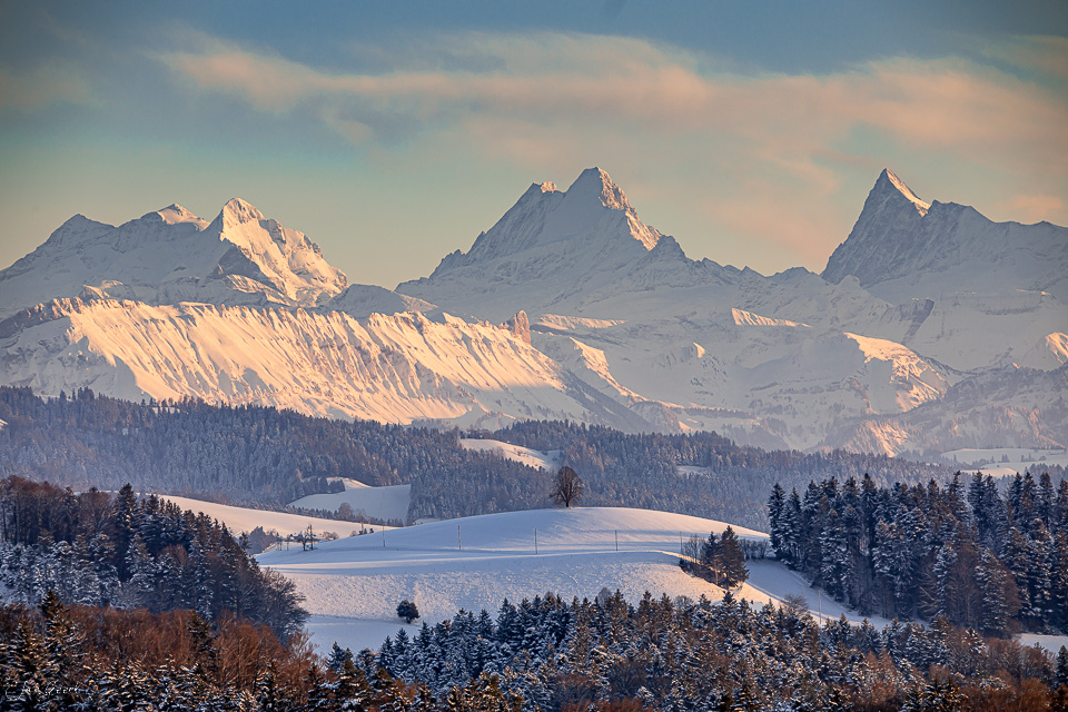 Schneebedeckte Berglandschaft mit Alpengipfeln bei Ferrenberg im Emmental, Wintermorgen mit Kantlicht, Berner Oberland Schweiz – Jan Geerk Fotograf Basel