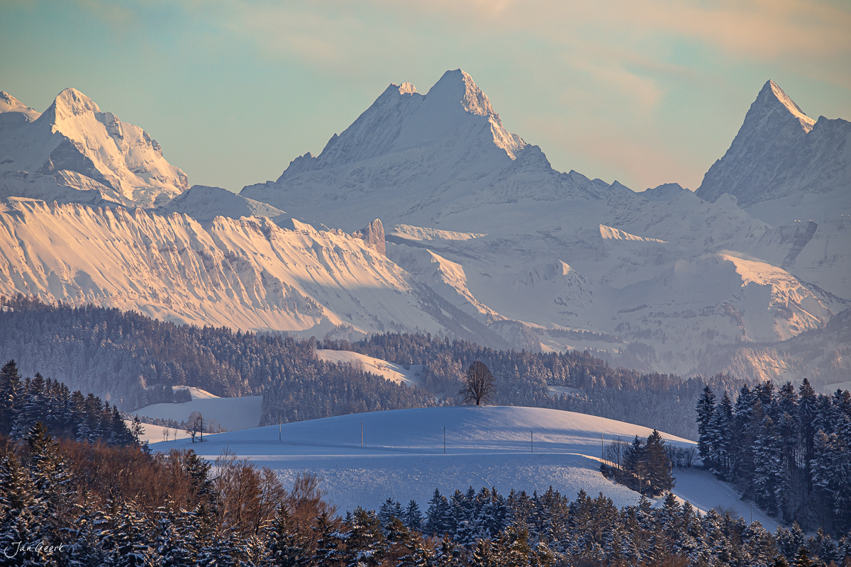 Schneebedeckte Alpengipfel über dem Ferrenberg bei Sonnenaufgang, Berner Oberland Schweiz – Jan Geerk Fotograf Basel