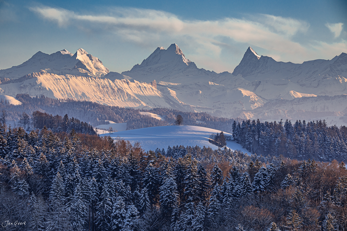 Winterlandschaft Ferrenberg mit verschneiten Alpen und Seen, Berner Oberland Schweiz – Jan Geerk Fotograf Basel