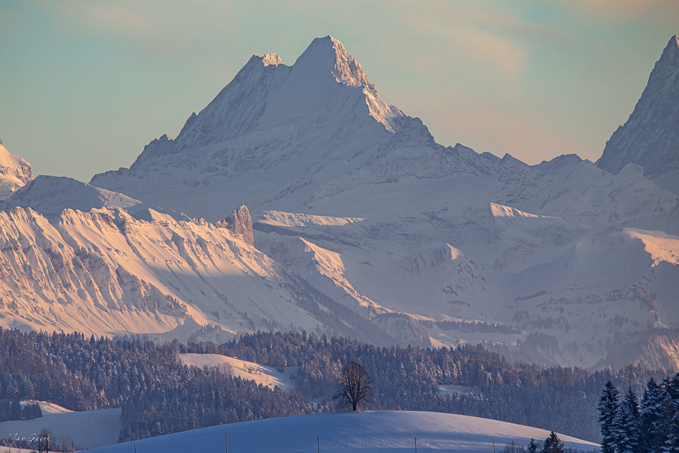 Winterliche Berglandschaft mit Schnee am Ferrenberg, Eiger und Jungfrau im Gegenlicht, Berner Oberland Schweiz – Jan Geerk Fotograf Basel