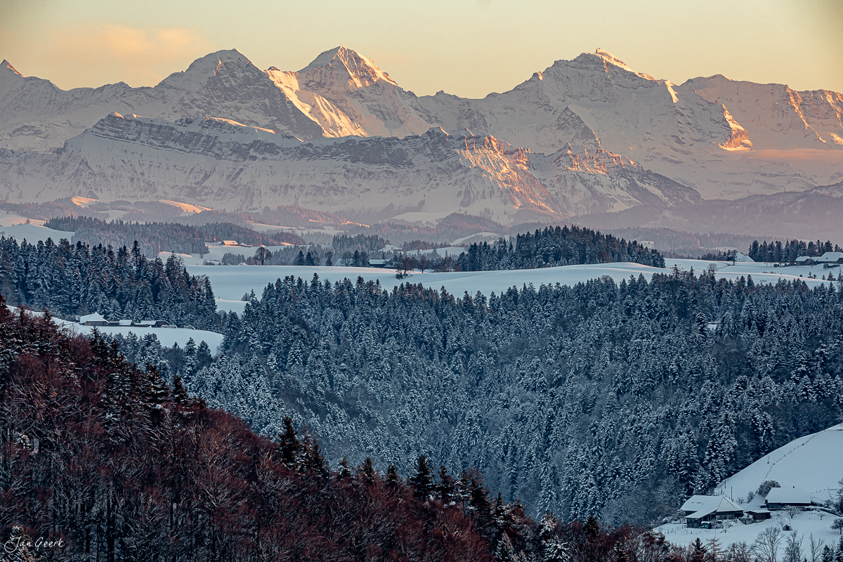 Winterlandschaft Ferrenberg mit schneebedeckten Alpen, Eiger, Jungfrau und Mönch bei Sonnenaufgang, Berner Oberland Schweiz – Jan Geerk Fotograf Basel