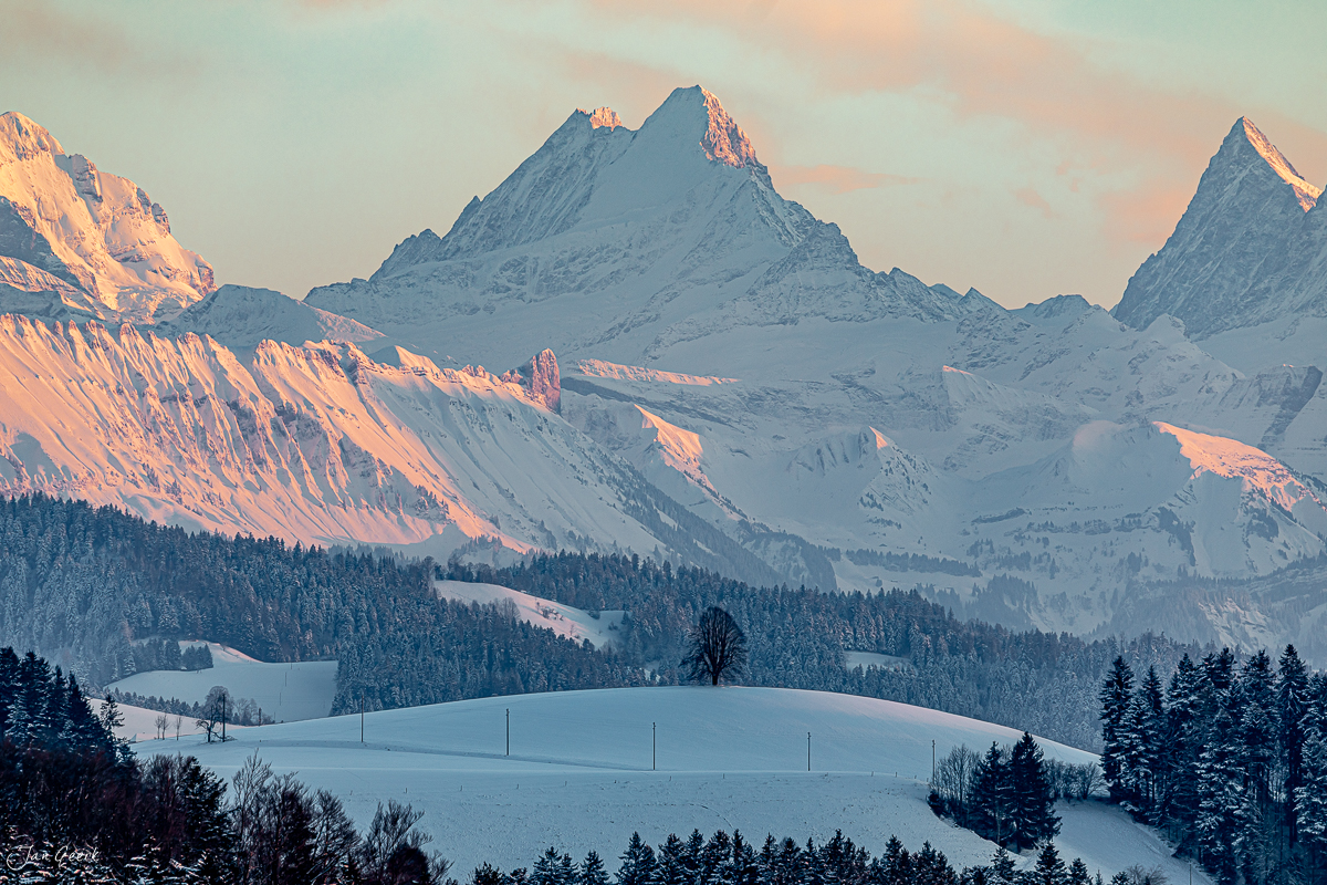 Schneebedeckte Berglandschaft Ferrenberg mit Alpengipfeln im Morgenlicht, Berner Oberland Schweiz – Jan Geerk Fotograf Basel