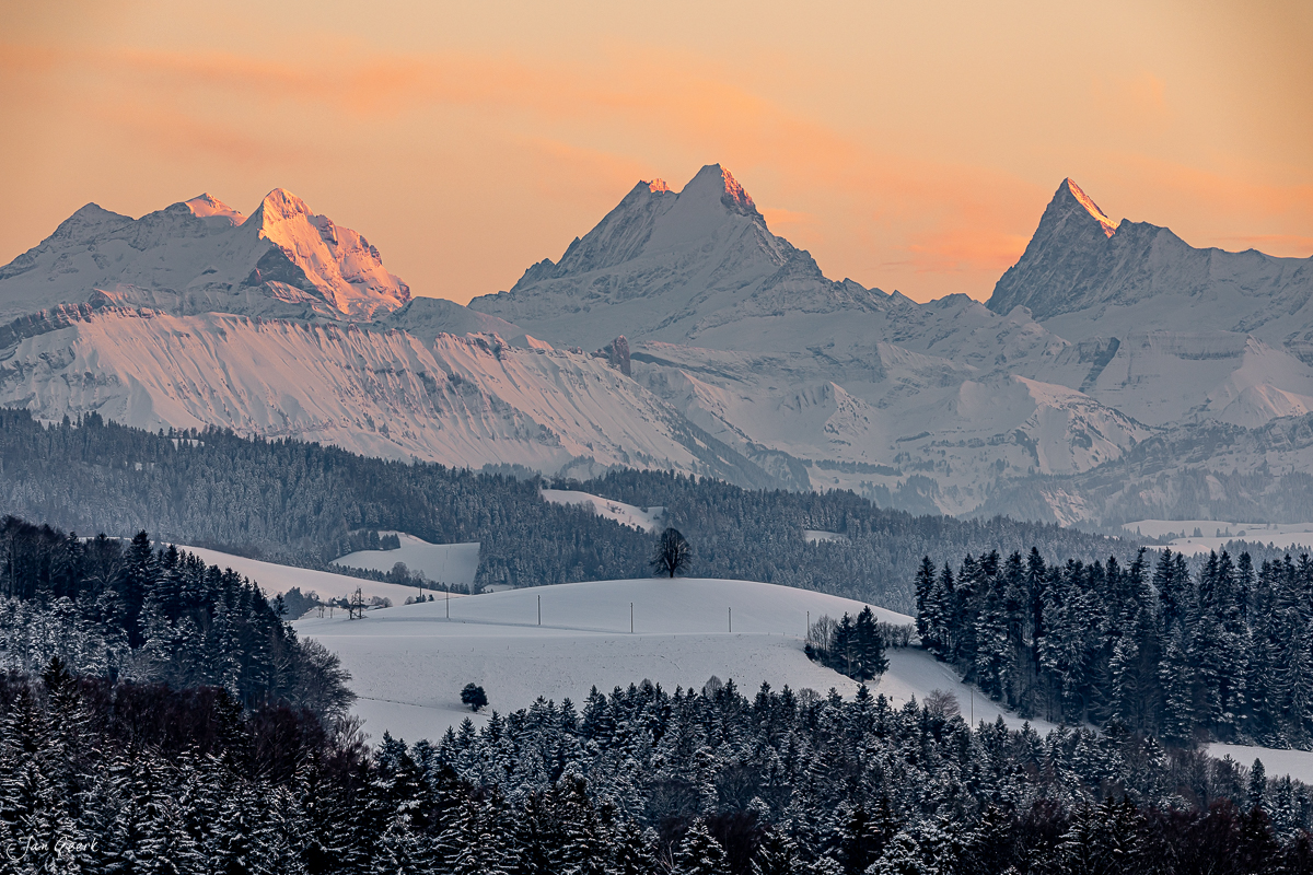 Schneebedeckte Berglandschaft in Ferrenberg mit Alpengipfeln bei Sonnenaufgang – Jan Geerk Fotograf Basel Schweiz
