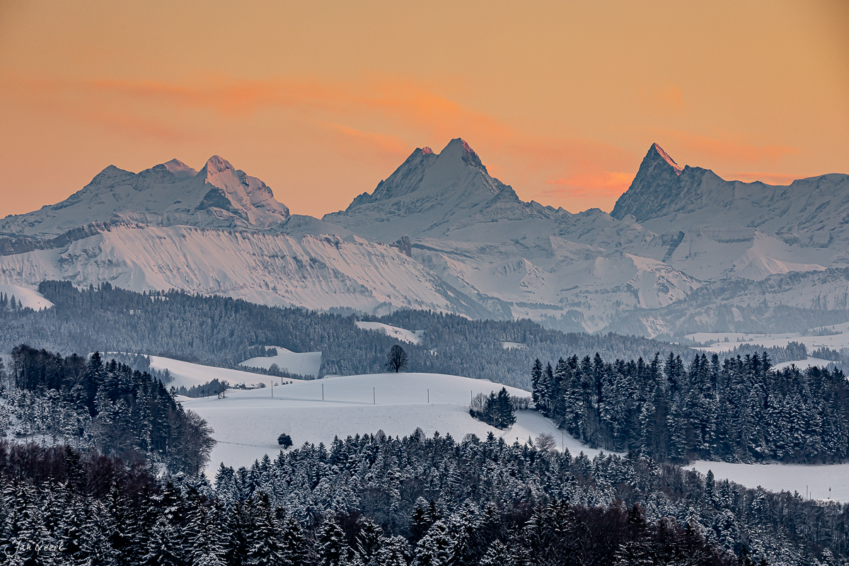 Schneebedeckte Berglandschaft vom Ferrenberg mit Alpenpanorama bei Sonnenaufgang, Emmental Region Schweiz – Jan Geerk Fotograf Basel