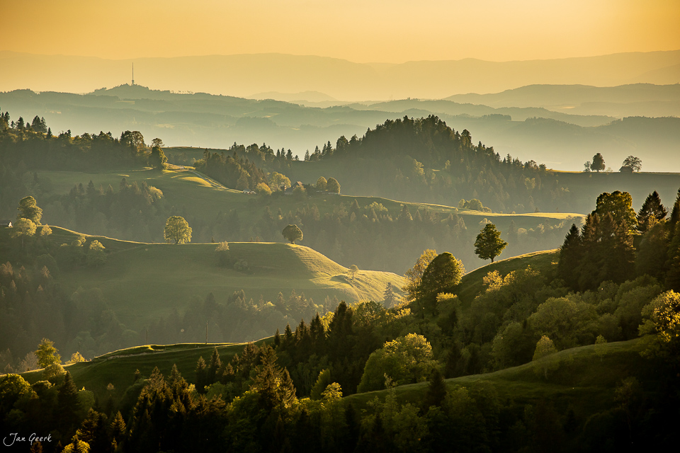 Emmental Hügellandschaft mit Wäldern im goldenen Morgenlicht Berner Oberland Schweiz – Jan Geerk Fotograf Basel