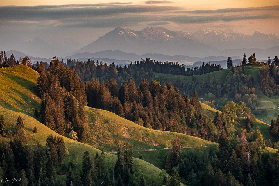 Herbstliche Berglandschaft mit Lärchenwäldern bei Hinterarni im Emmental, Berner Oberland Schweiz – Jan Geerk Fotograf Basel