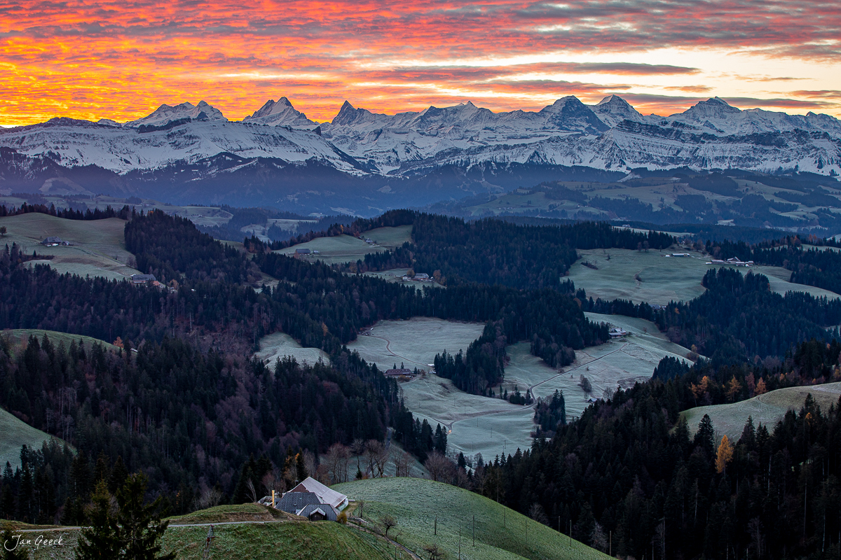 Alpenhütte auf der Lüderenalp bei Sonnenaufgang, Emmental Berner Oberland Schweiz – Jan Geerk Fotograf Basel