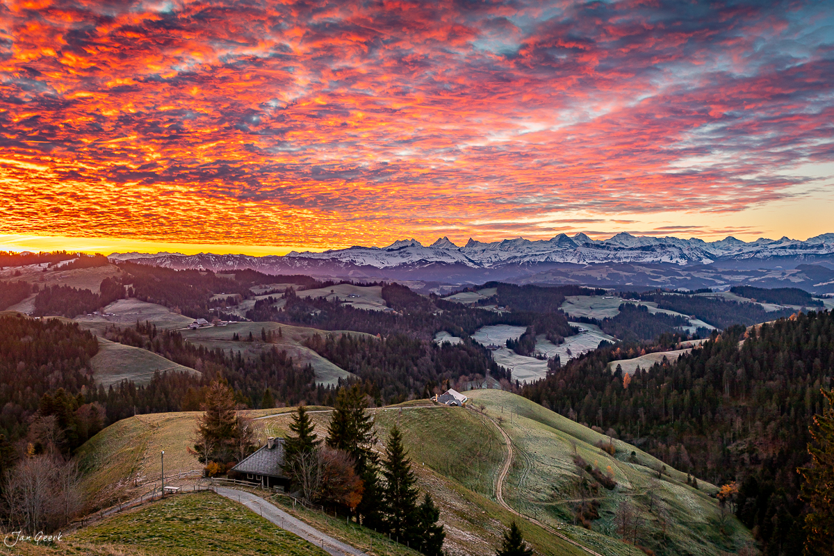 Sonnenaufgang über der Lüderenalp mit verschneiten Alpengipfeln, Herbstlicht im Emmental Berner Oberland Schweiz – Jan Geerk Fotograf Basel