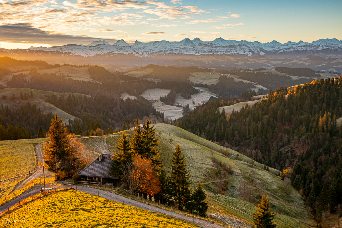 Berghof Lüderenalp bei Sonnenaufgang im Herbst, Emmental Berner Oberland Schweiz – Jan Geerk Fotograf Basel
