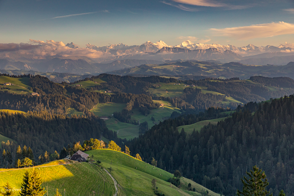 Alpensicht von der Lüderenalp im Emmental mit Eiger, Jungfrau und Mönch bei goldener Herbstbeleuchtung – Schweiz Jan Geerk Fotograf Basel