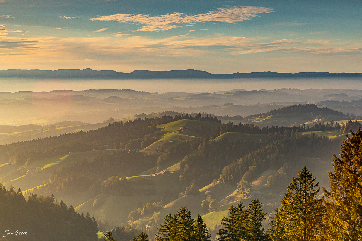 Morgennebel über dem Emmental mit Alpensicht auf Eiger, Jungfrau und Mönch, Berner Oberland Schweiz – Jan Geerk Fotograf Basel