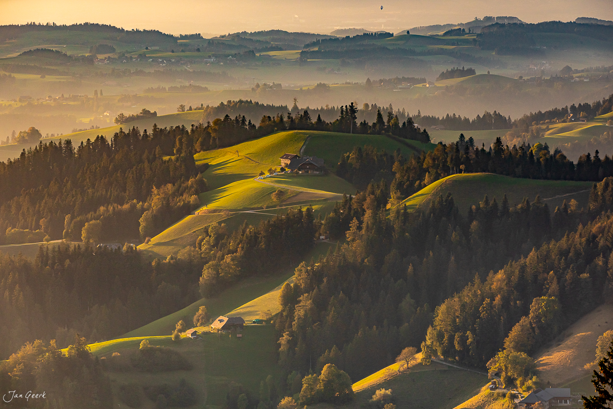 Herbstliche Berglandschaft Lüderenalp mit golden beleuchteten Hügeln und Alpstein im Emmental Schweiz – Jan Geerk Fotograf Basel