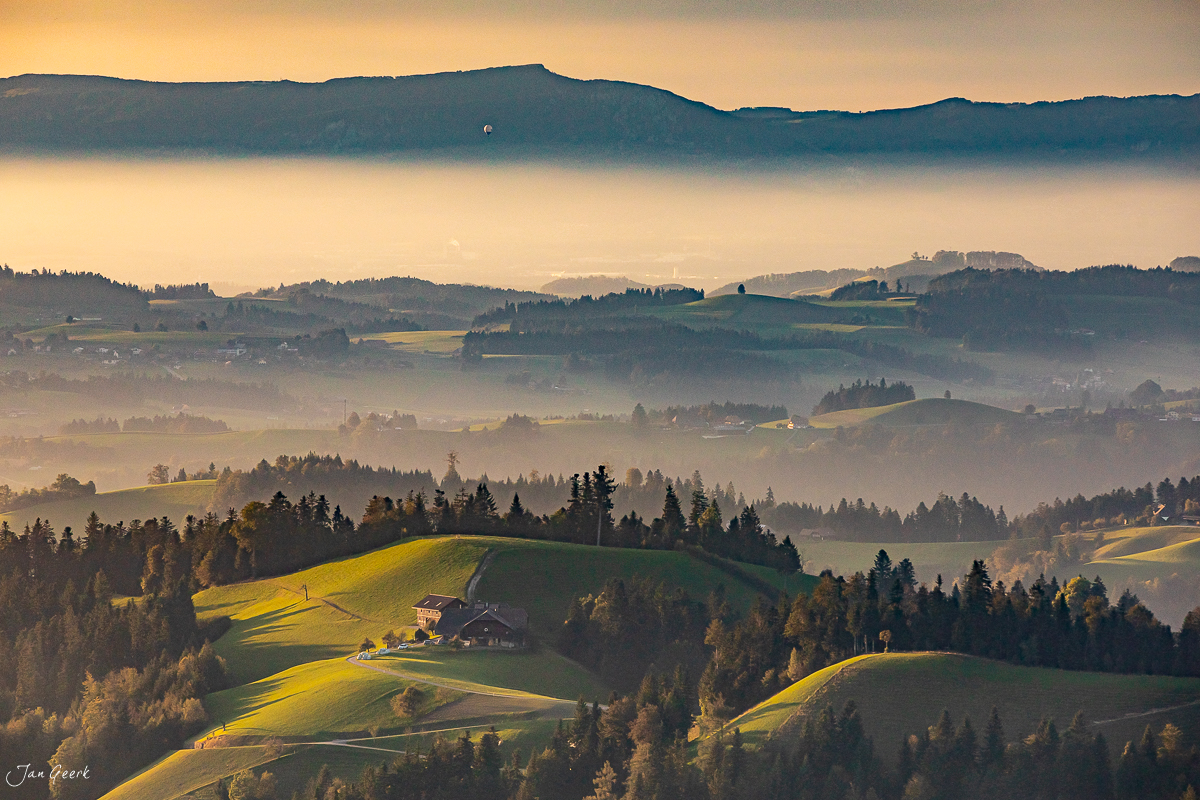 Lüderenalp im Emmental mit Alpensicht bei Kantlicht, Berner Oberland Schweiz – Jan Geerk Fotograf Basel