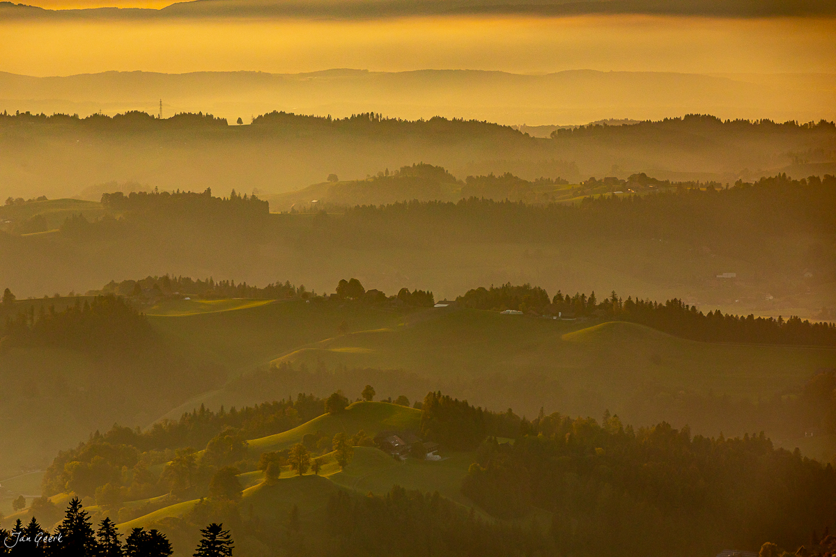 Morgenlicht über Lüderenalp mit Bergketten und Wäldern, Emmental Berner Oberland Schweiz – Jan Geerk Fotograf Basel