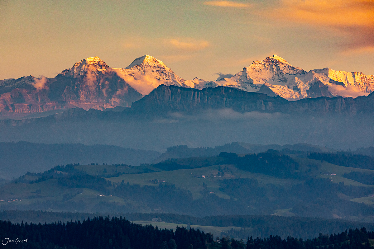 Alpenpanorama mit Eiger, Jungfrau und Mönch bei Sonnenaufgang vom Lüderenalp Emmental Schweiz – Jan Geerk Fotograf Basel