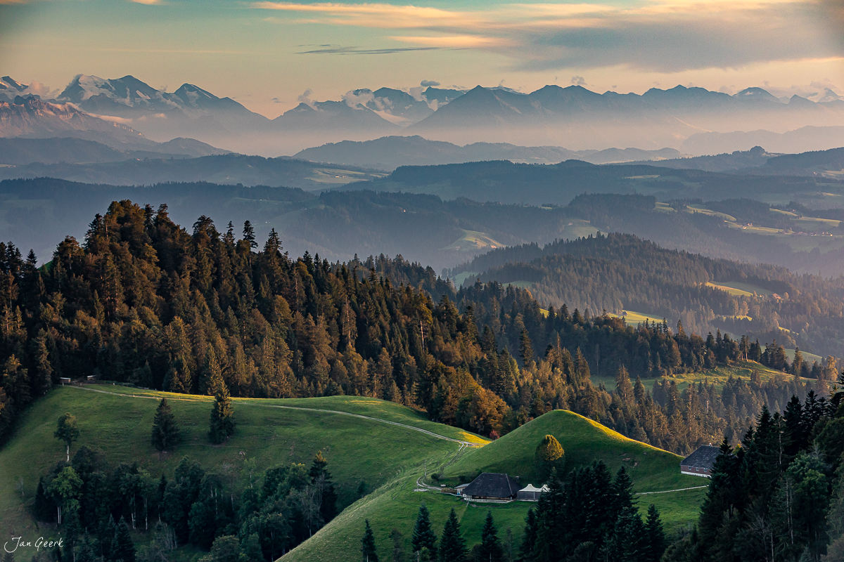 Herbstliche Berglandschaft mit Lüderenalp, grünen Hügeln und fernen Alpengipfeln in der Morgensonne, Emmental Schweiz – Jan Geerk Fotograf Basel