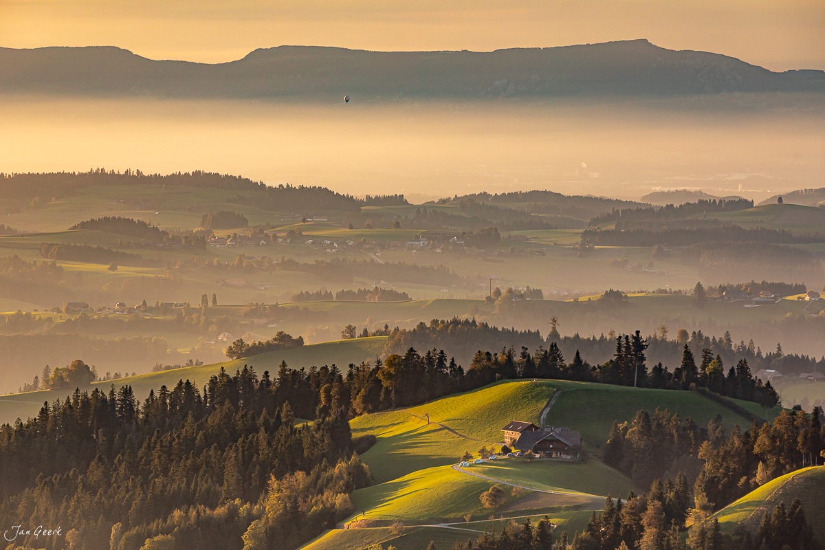 Bergbauernhof Lüderenalp im Emmental mit Herbstlicht, Alpenpanorama und Nebelmeer Schweiz – Jan Geerk Fotograf Basel