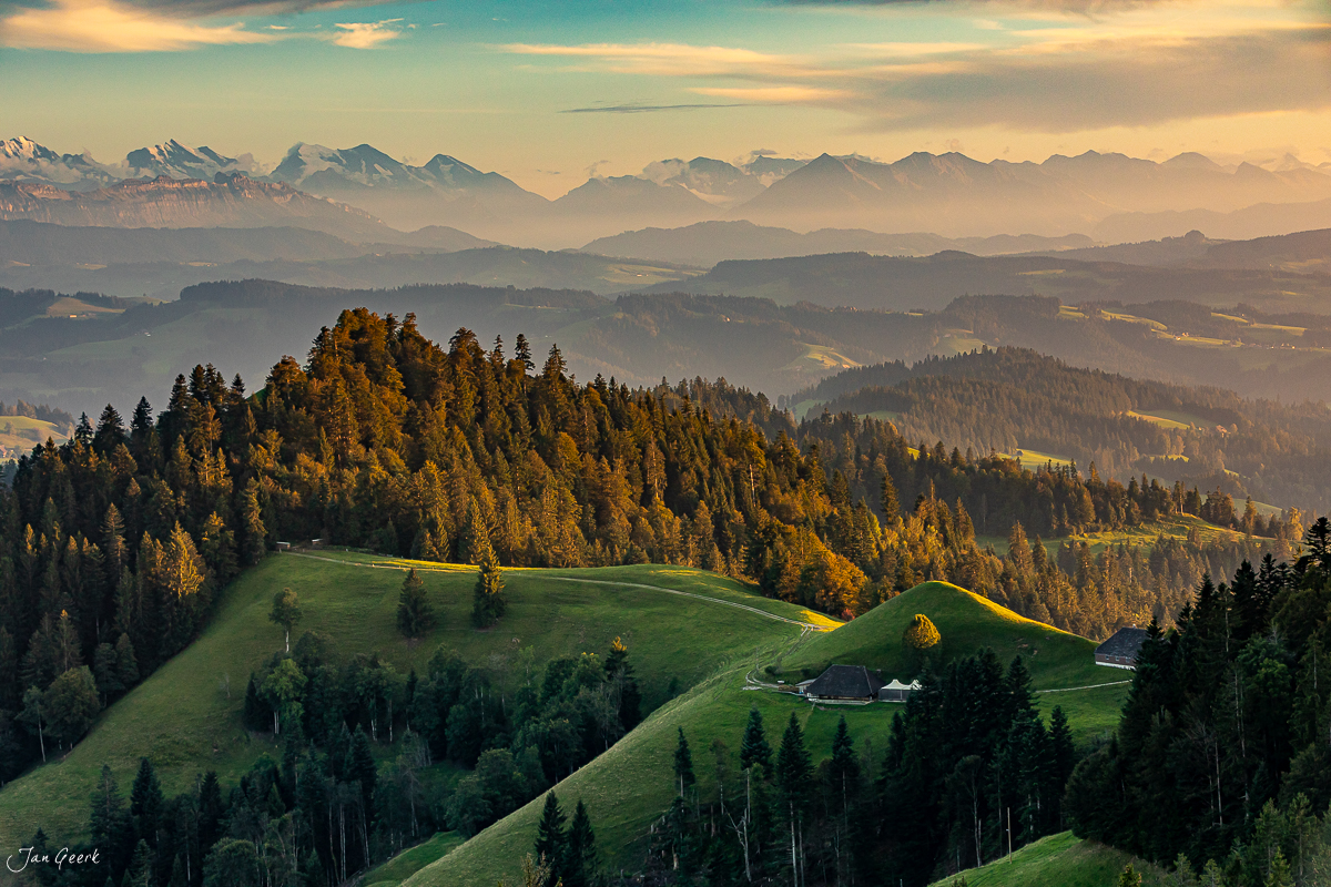 Herbstliche Lüderenalp mit Alpensicht auf Eiger, Jungfrau und Mönch bei goldenem Licht, Emmental Schweiz – Jan Geerk Fotograf Basel