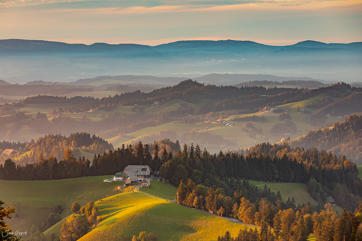 Herbstliche Berglandschaft mit Bauernhof in der Lüderenalp, goldene Morgenstimmung über dem Emmental, Berner Oberland Schweiz – Jan Geerk Fotograf Basel